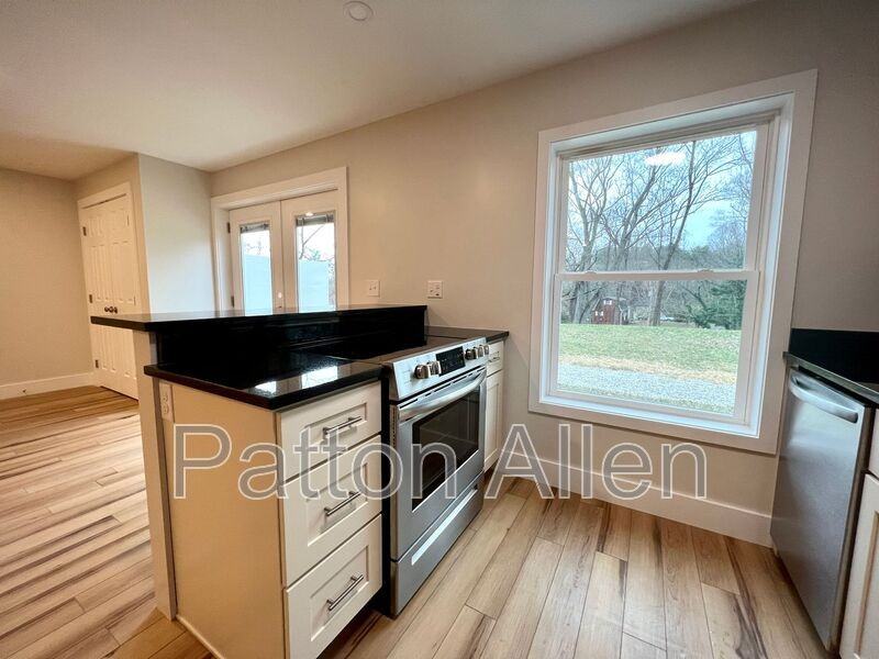 Crestview St - Photo 4 of 17