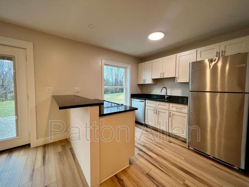 Crestview St - Photo 5 of 17