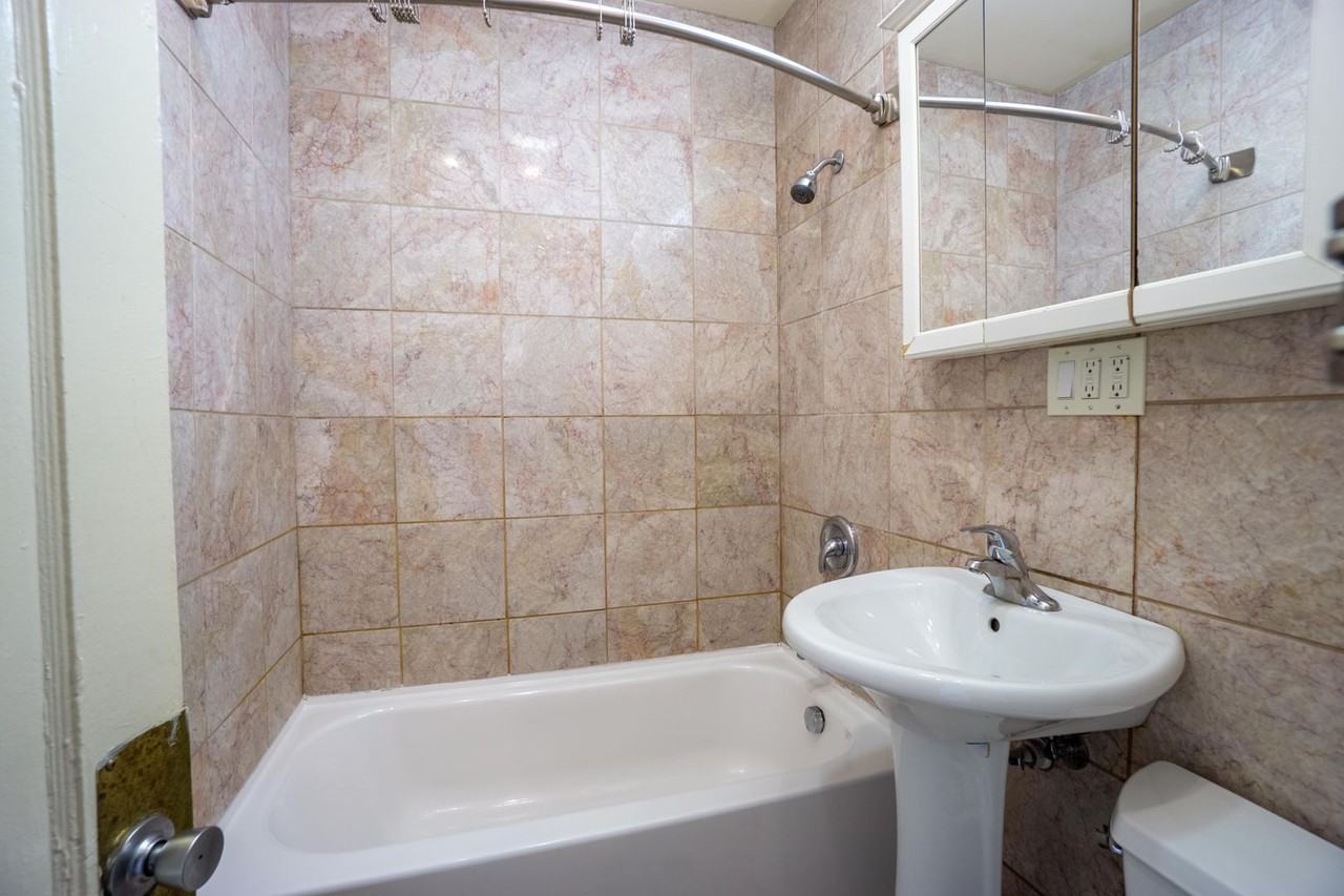 1020 Madison St - Photo 6 of 10