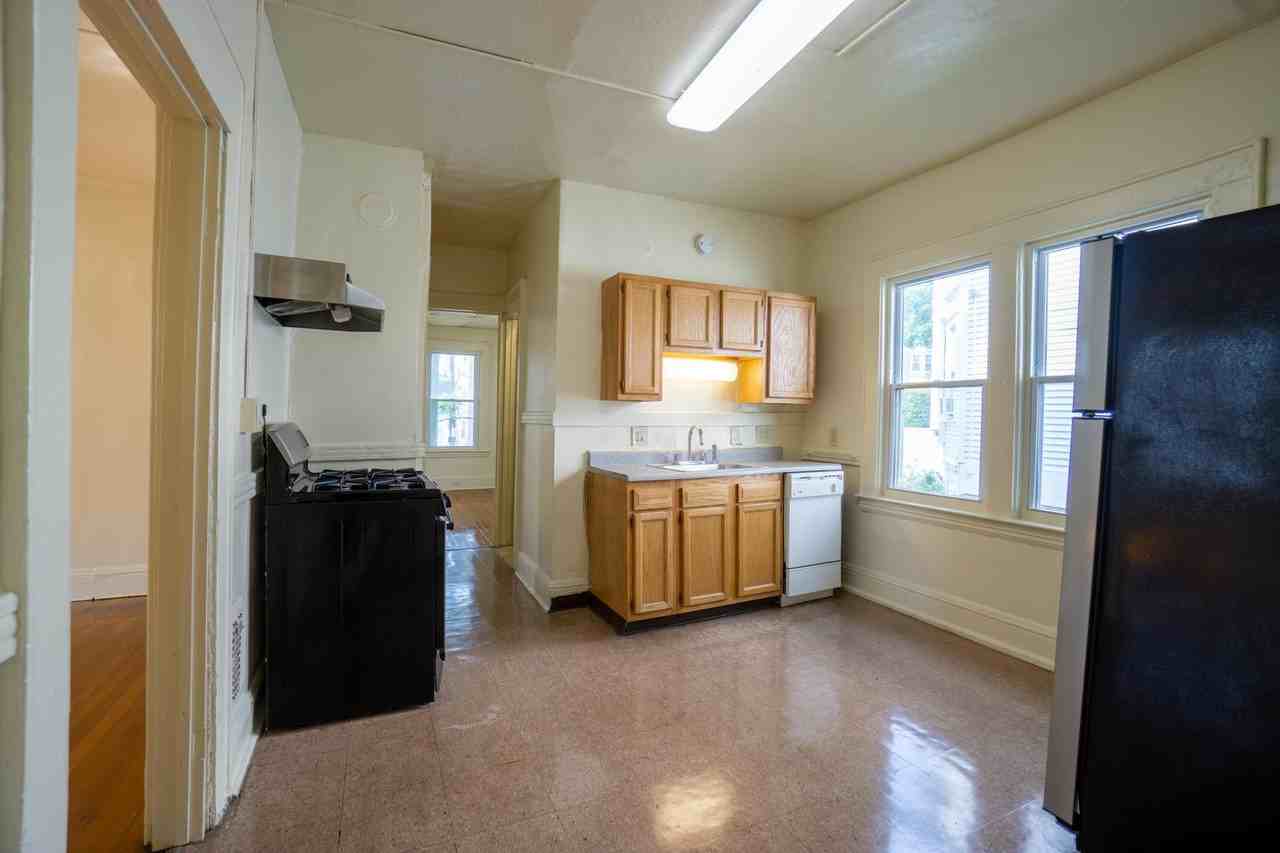 1020 Madison St - Photo 5 of 10