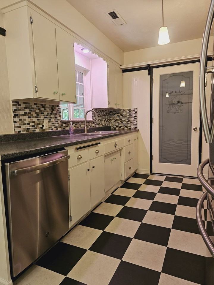 530 N Oregon St - Photo 4 of 27