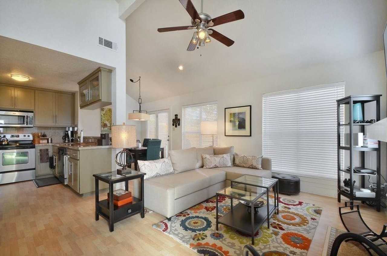 1302 Danbury Sq - Photo 7 of 28