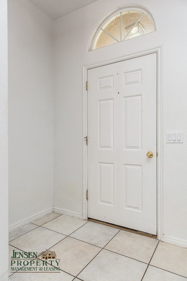 2402 E 390 N - Photo 4 of 24