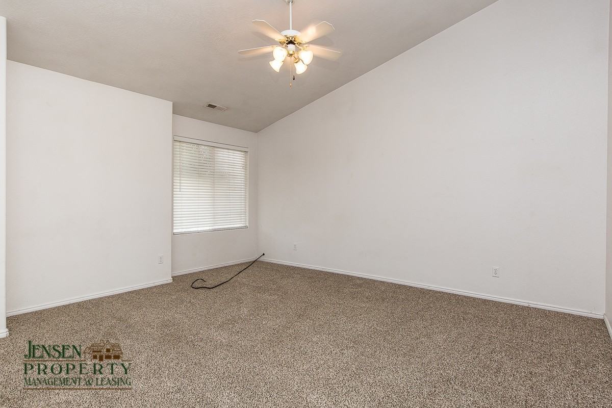 2402 E 390 N - Photo 5 of 24