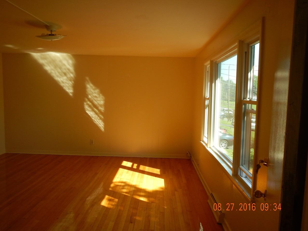 1270 Westcott St - Photo 2 of 19