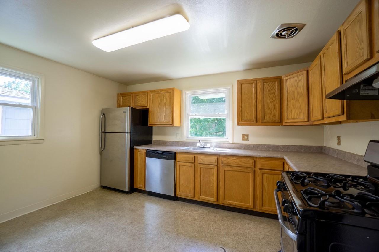1270 Westcott St - Photo 7 of 8