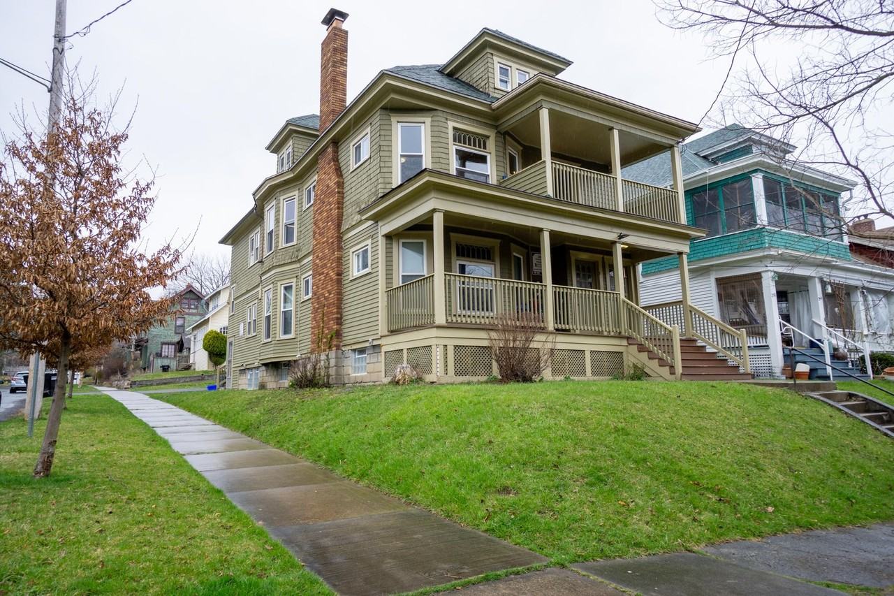 260 Roosevelt Ave - Photo 3 of 20
