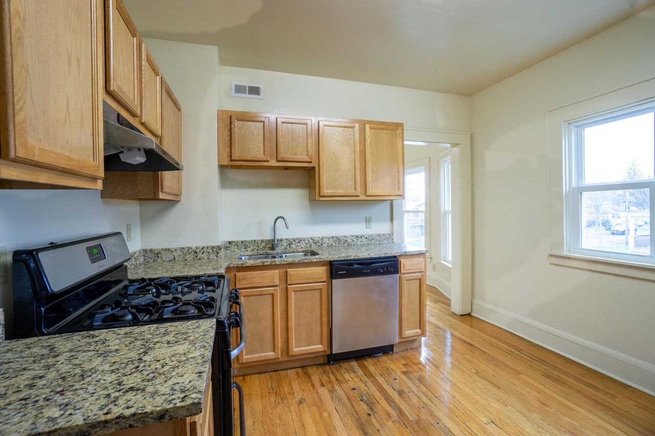 260 Roosevelt Ave - Photo 5 of 20