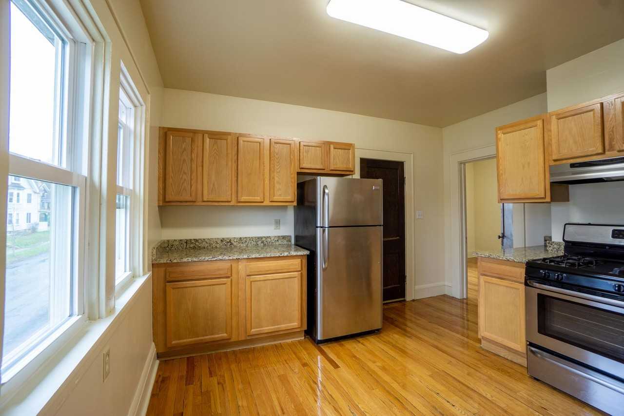 260 Roosevelt Ave - Photo 6 of 20