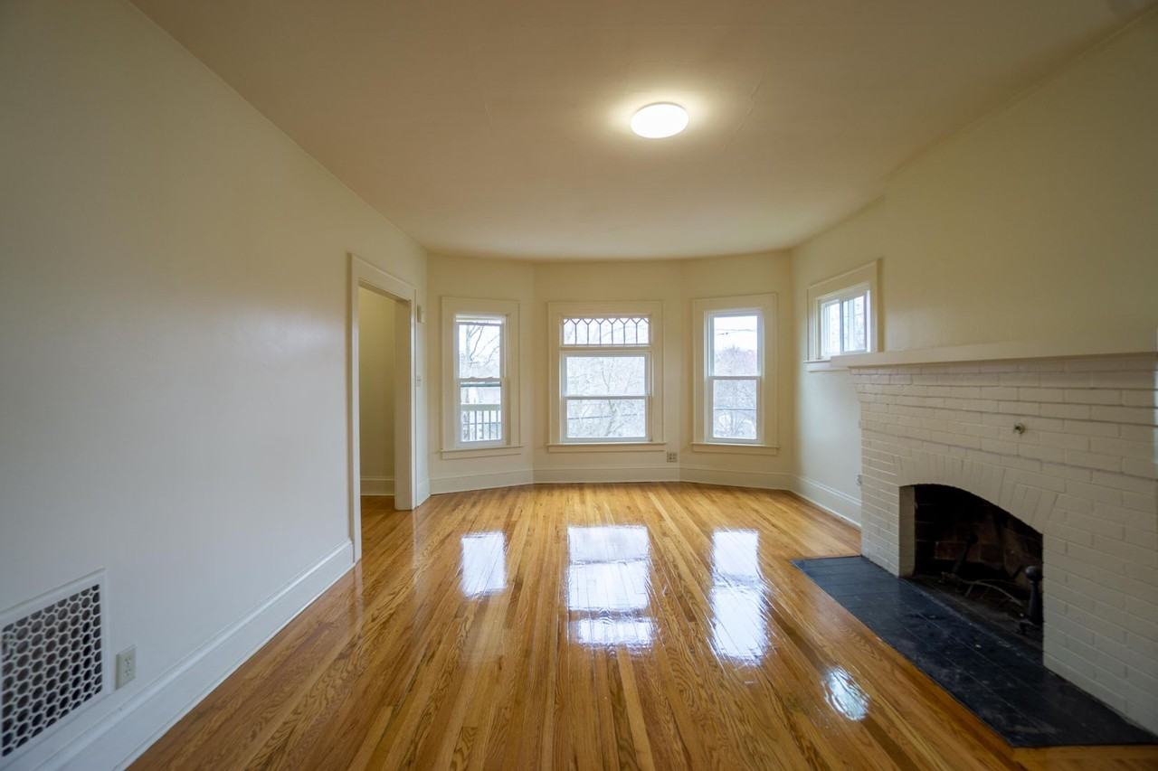260 Roosevelt Ave - Photo 7 of 20