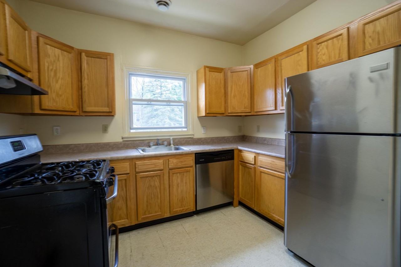 403 Roosevelt Ave - Photo 3 of 16