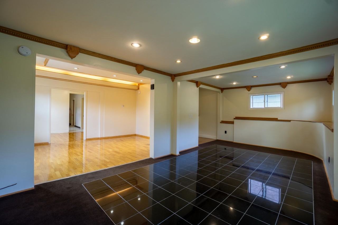 403 Roosevelt Ave - Photo 5 of 16