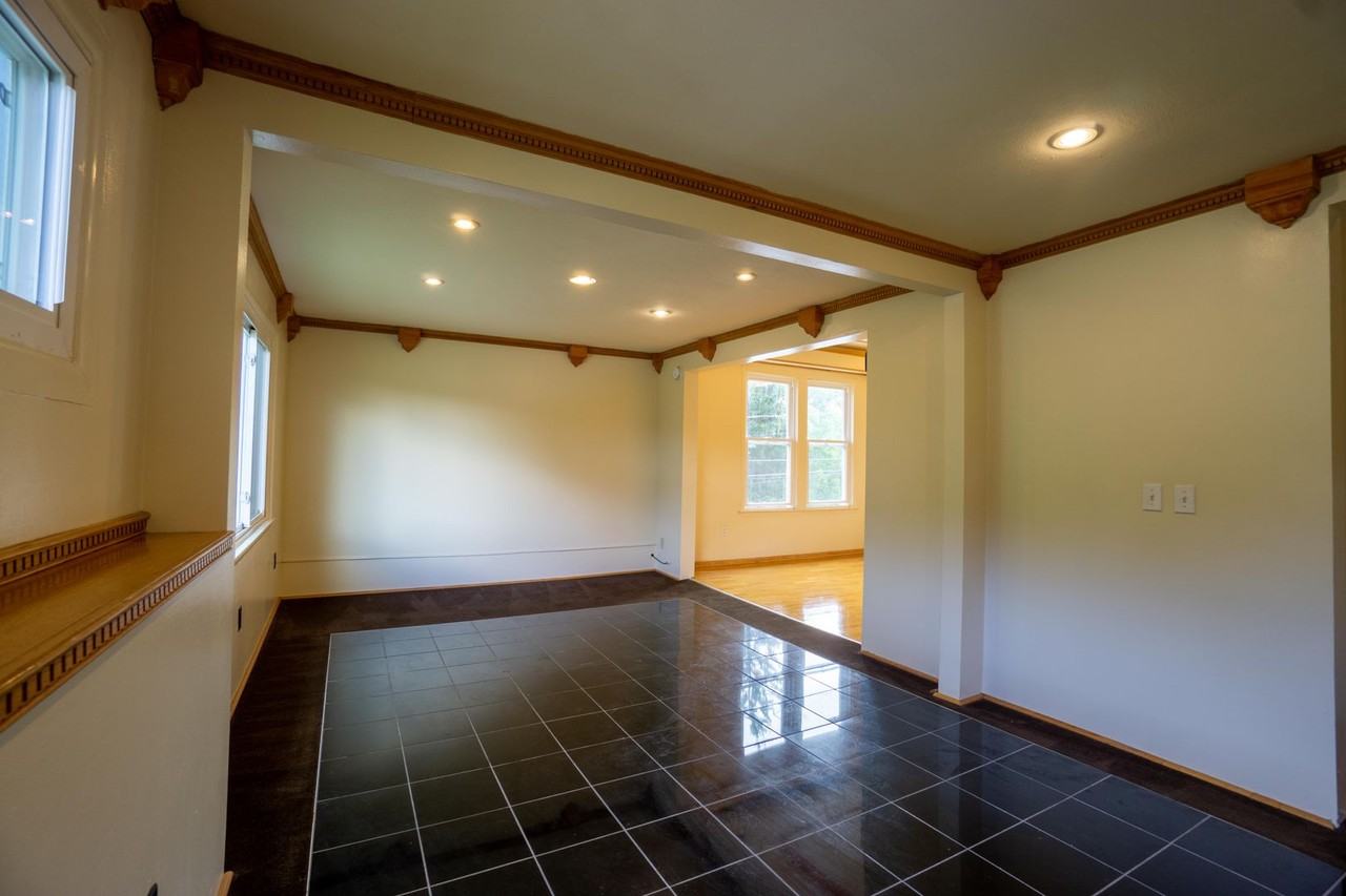 403 Roosevelt Ave - Photo 6 of 16