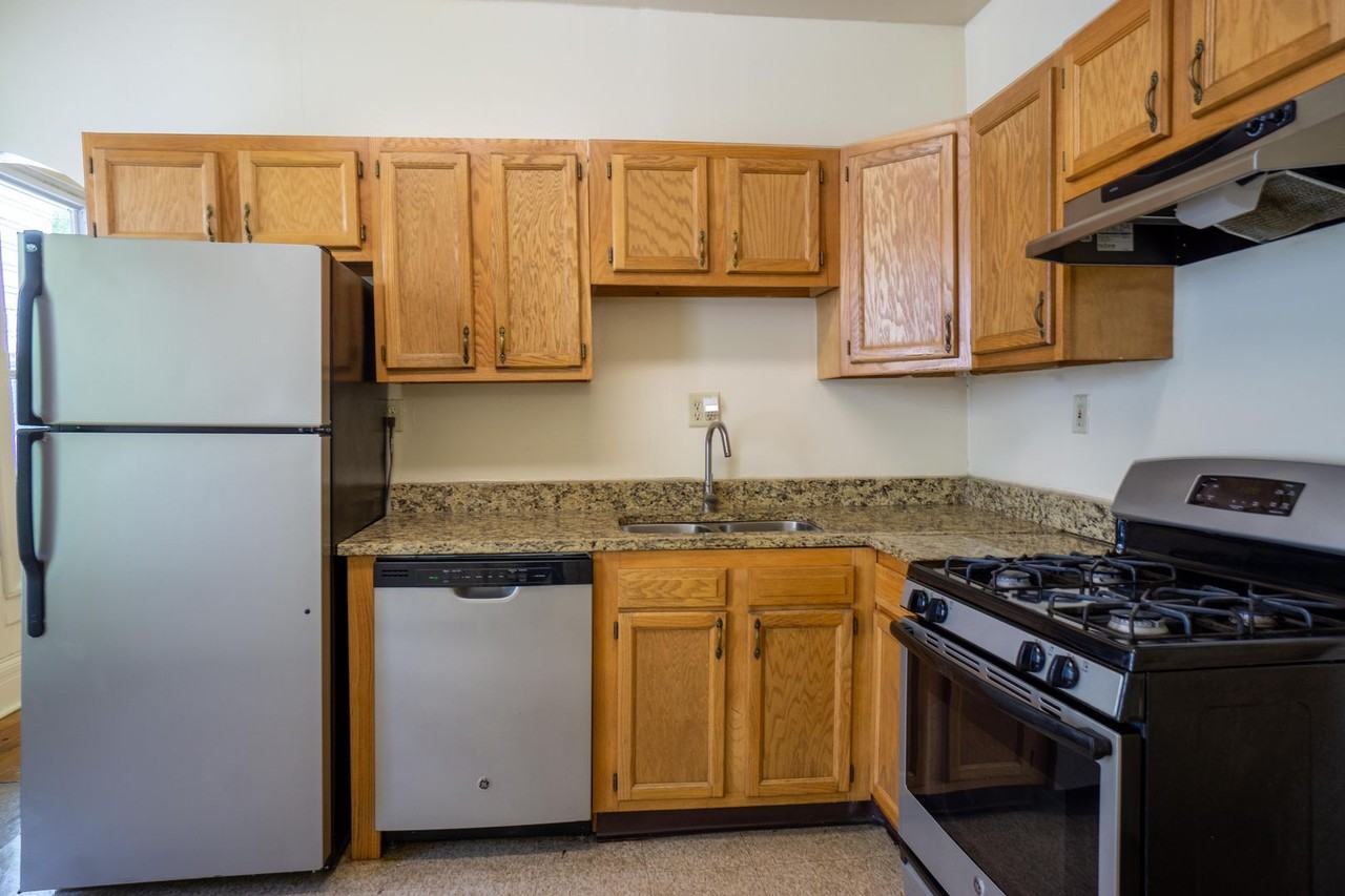 450 Westcott St - Photo 4 of 17