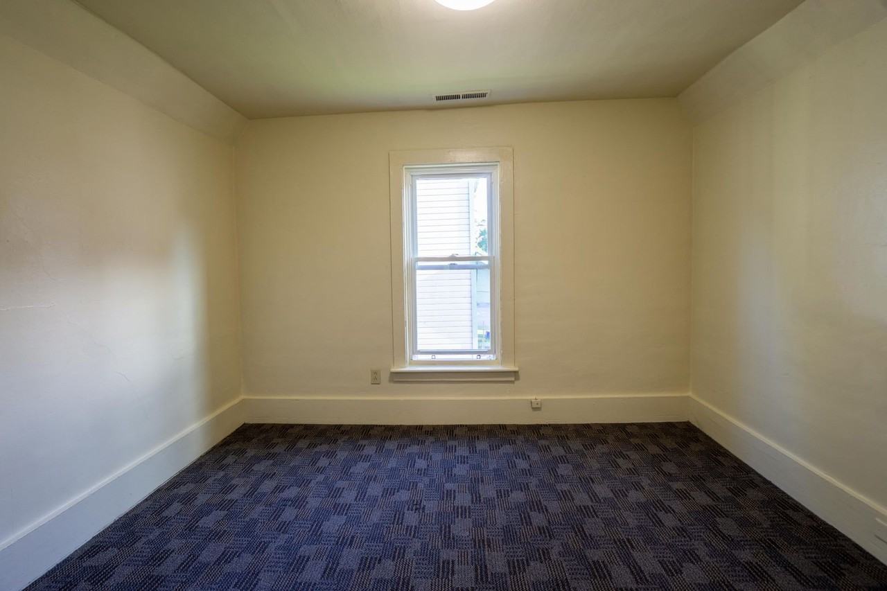 715 S Beech St - Photo 7 of 18