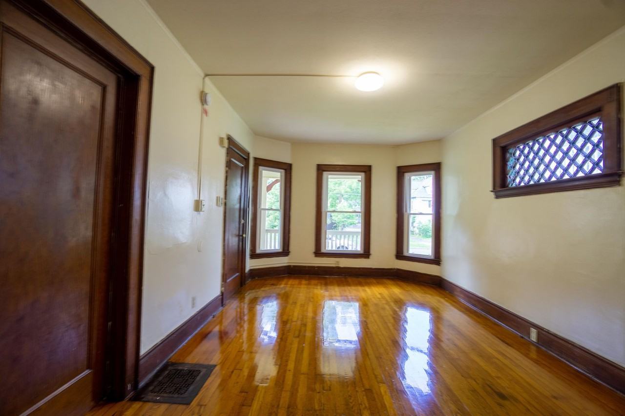 829 Westcott St - Photo 7 of 13
