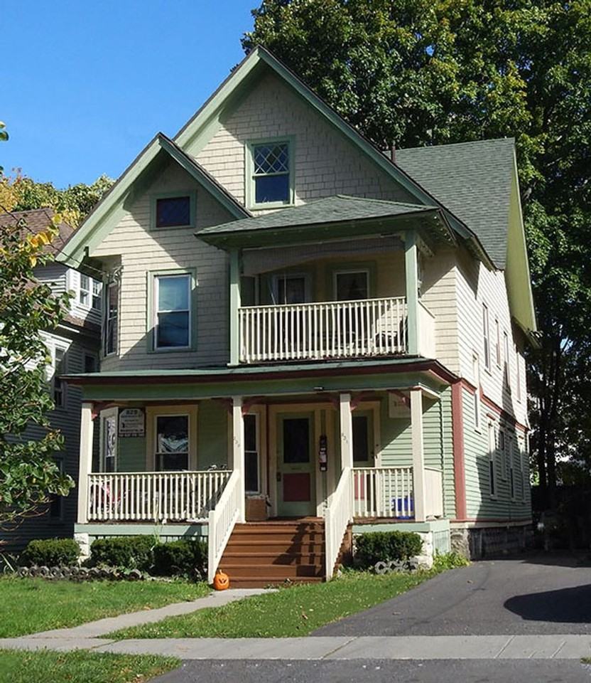 831 Westcott St - Photo 3 of 24