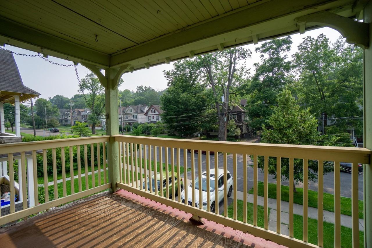 831 Westcott St - Photo 7 of 24