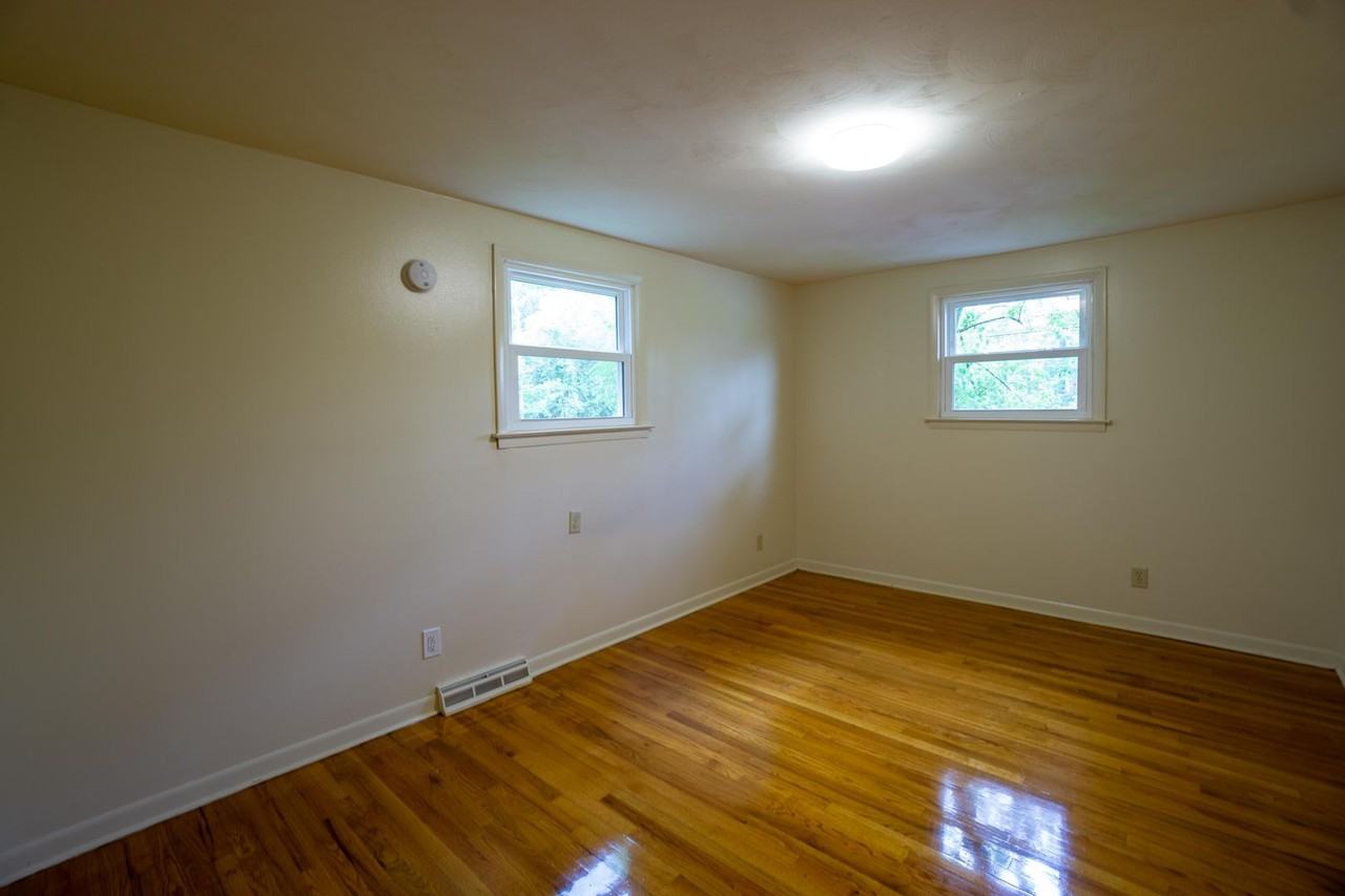 131 Houston Ave - Photo 5 of 12