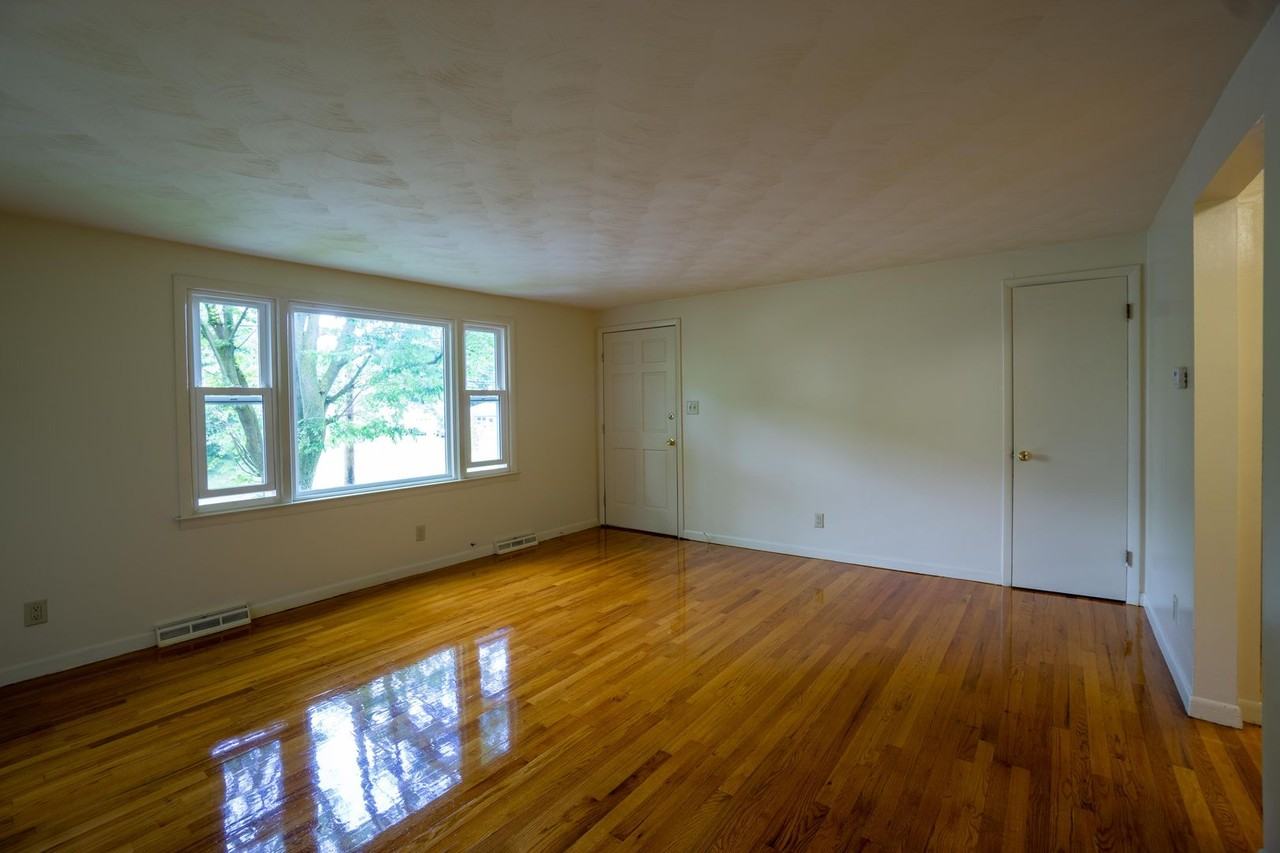 131 Houston Ave - Photo 4 of 12