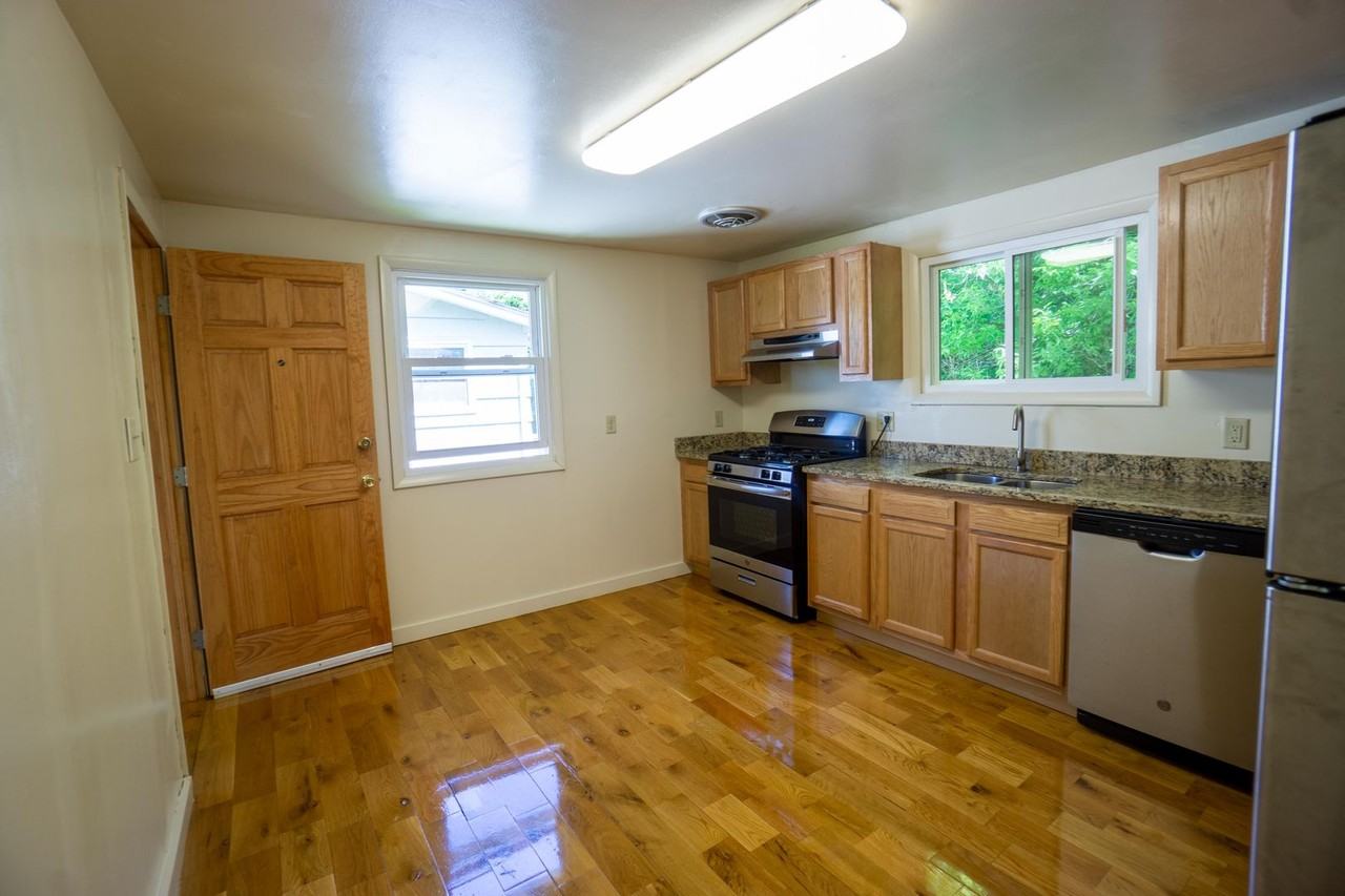 133 Houston Ave - Photo 3 of 9