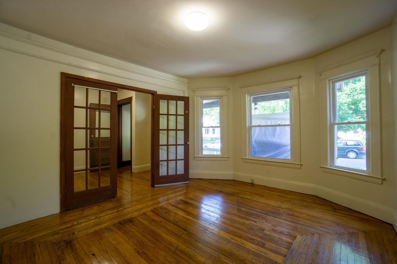 723 Livingston Ave - Photo 2 of 19
