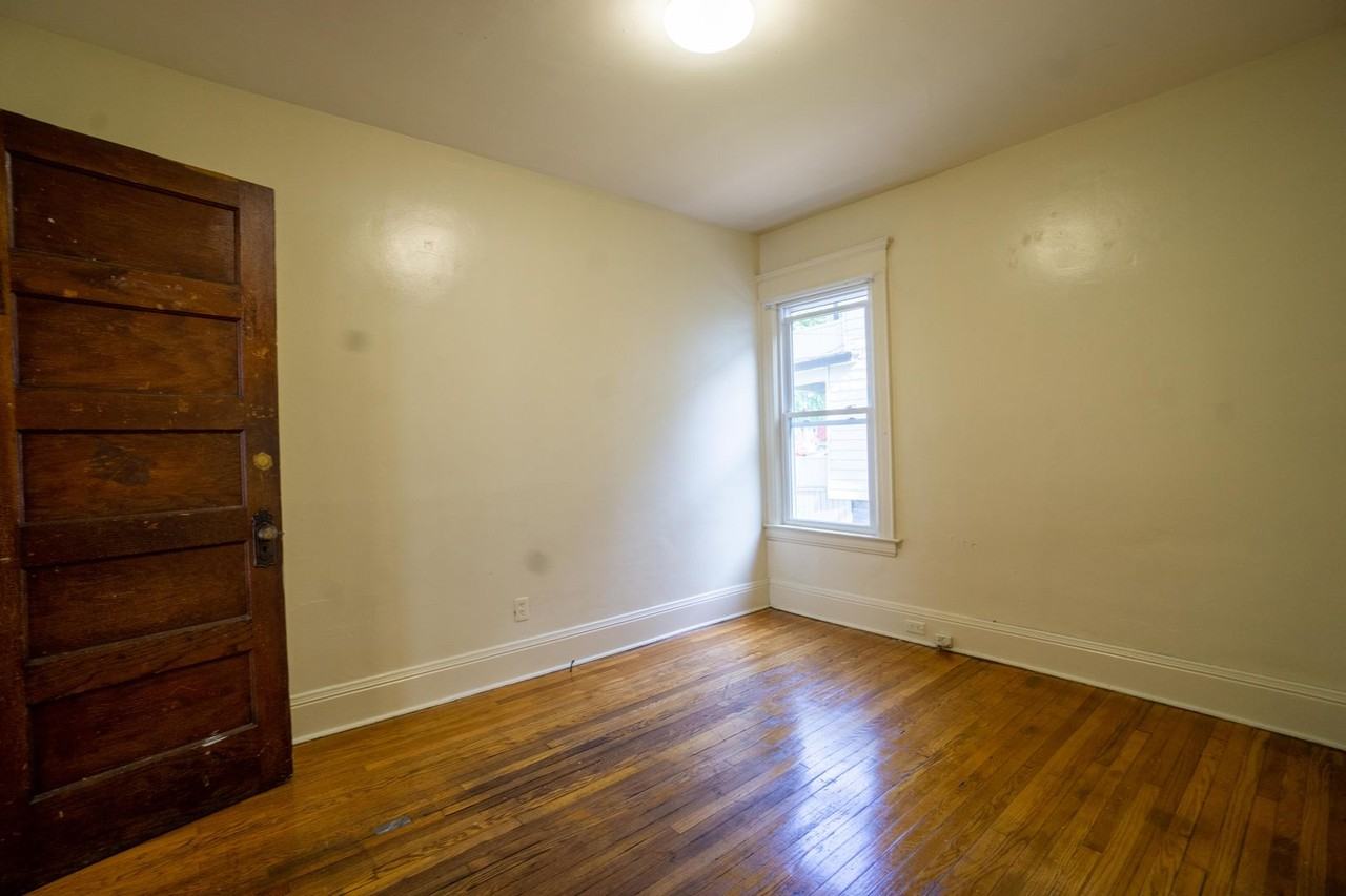 723 Livingston Ave - Photo 3 of 19