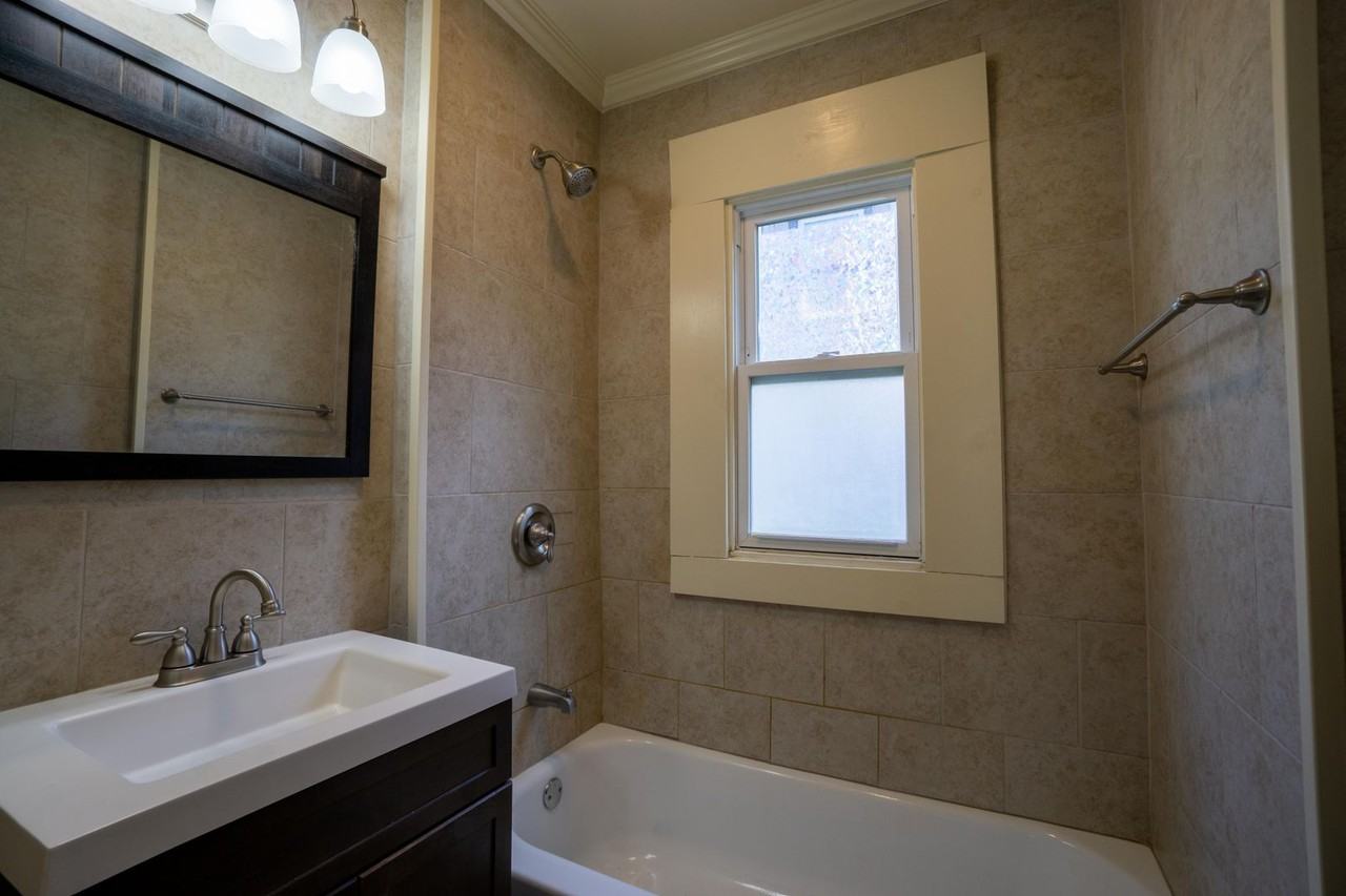 723 Livingston Ave - Photo 6 of 19