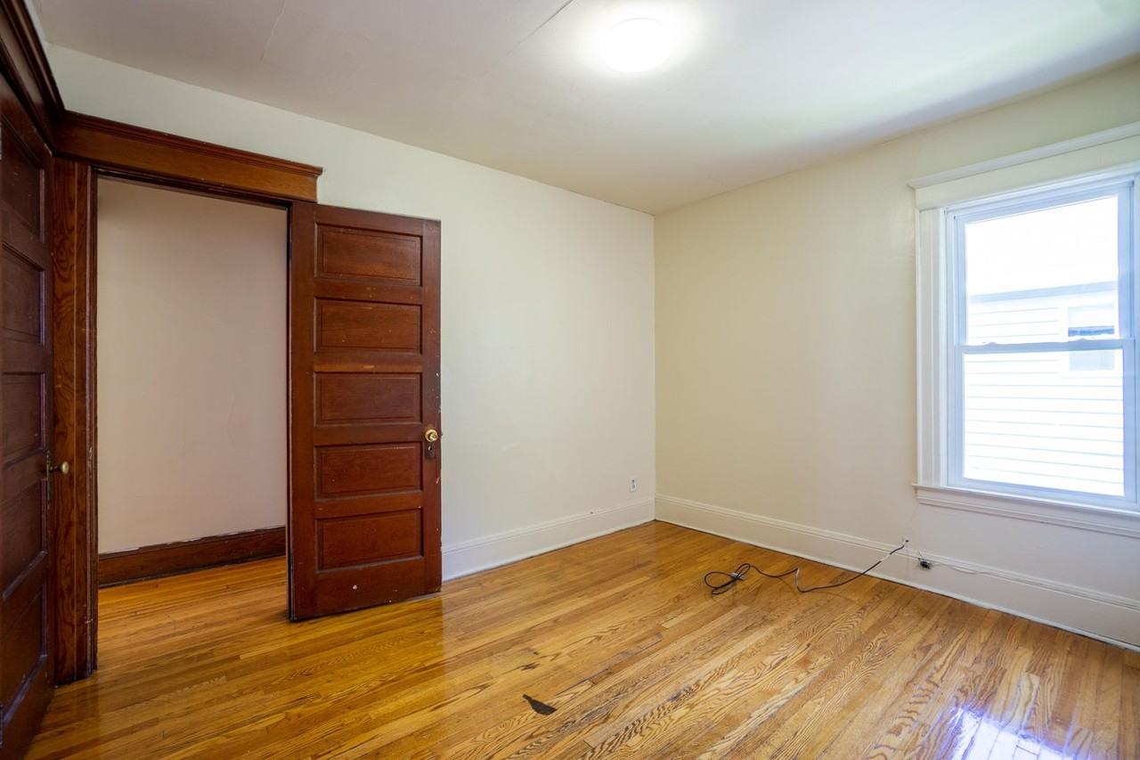 725 Livingston Ave - Photo 3 of 18