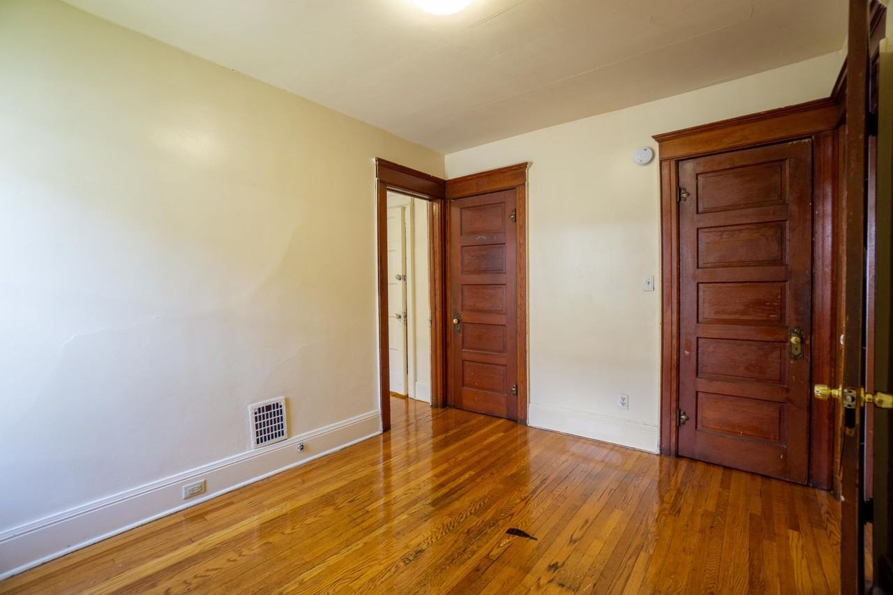 725 Livingston Ave - Photo 4 of 18