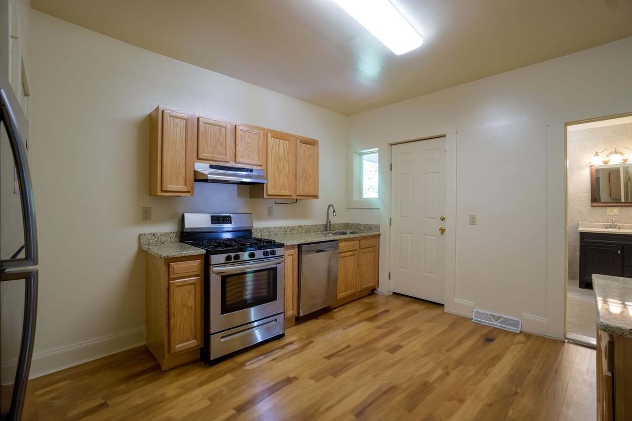 720 Livingston Ave #A - Photo 4 of 16