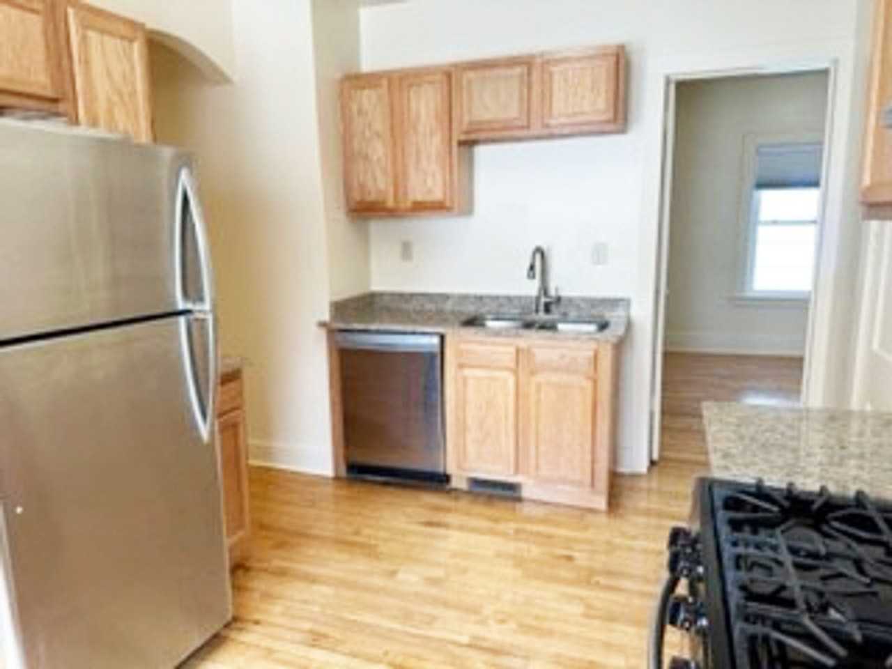405 Roosevelt Ave - Photo 3 of 40