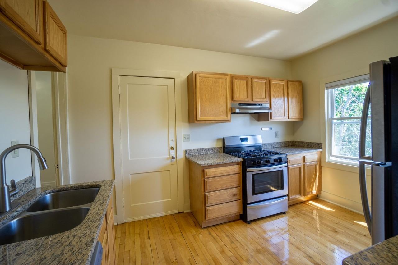 405 Roosevelt Ave - Photo 7 of 40