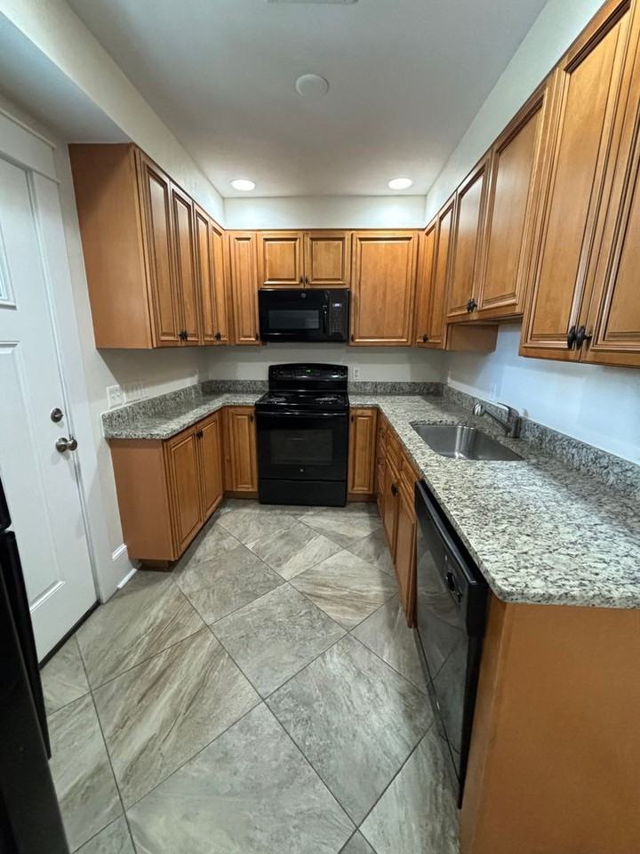 516 Sw 10th St - Photo 3 of 19