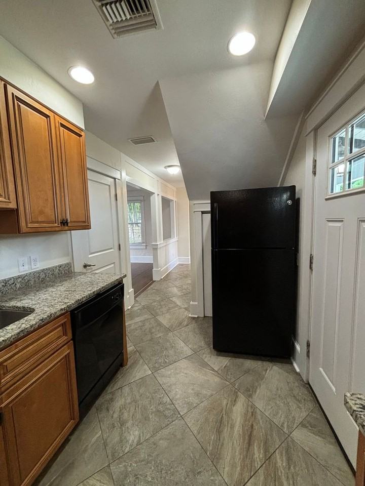 516 Sw 10th St - Photo 4 of 19