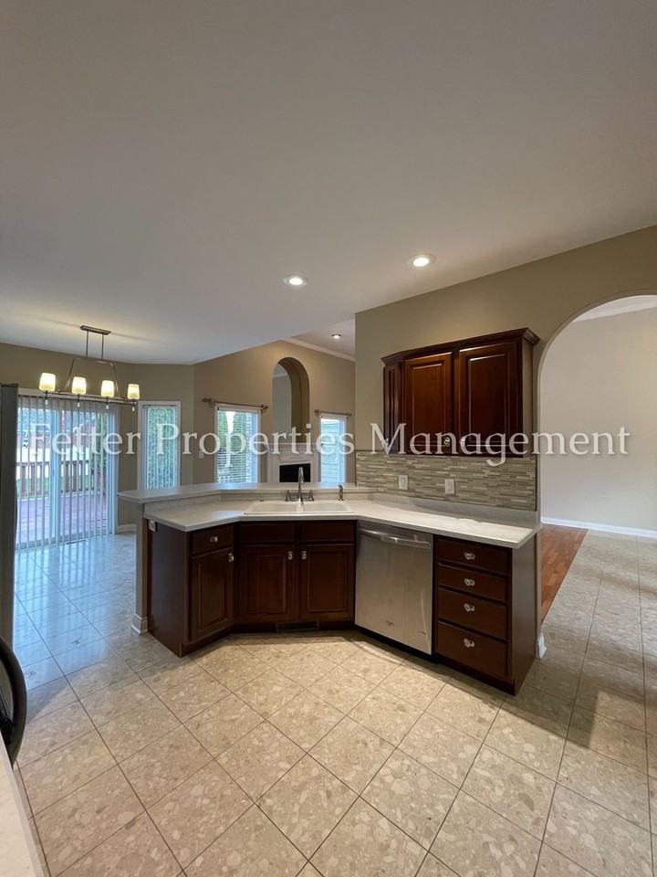 5746 Winnett Dr - Photo 6 of 16