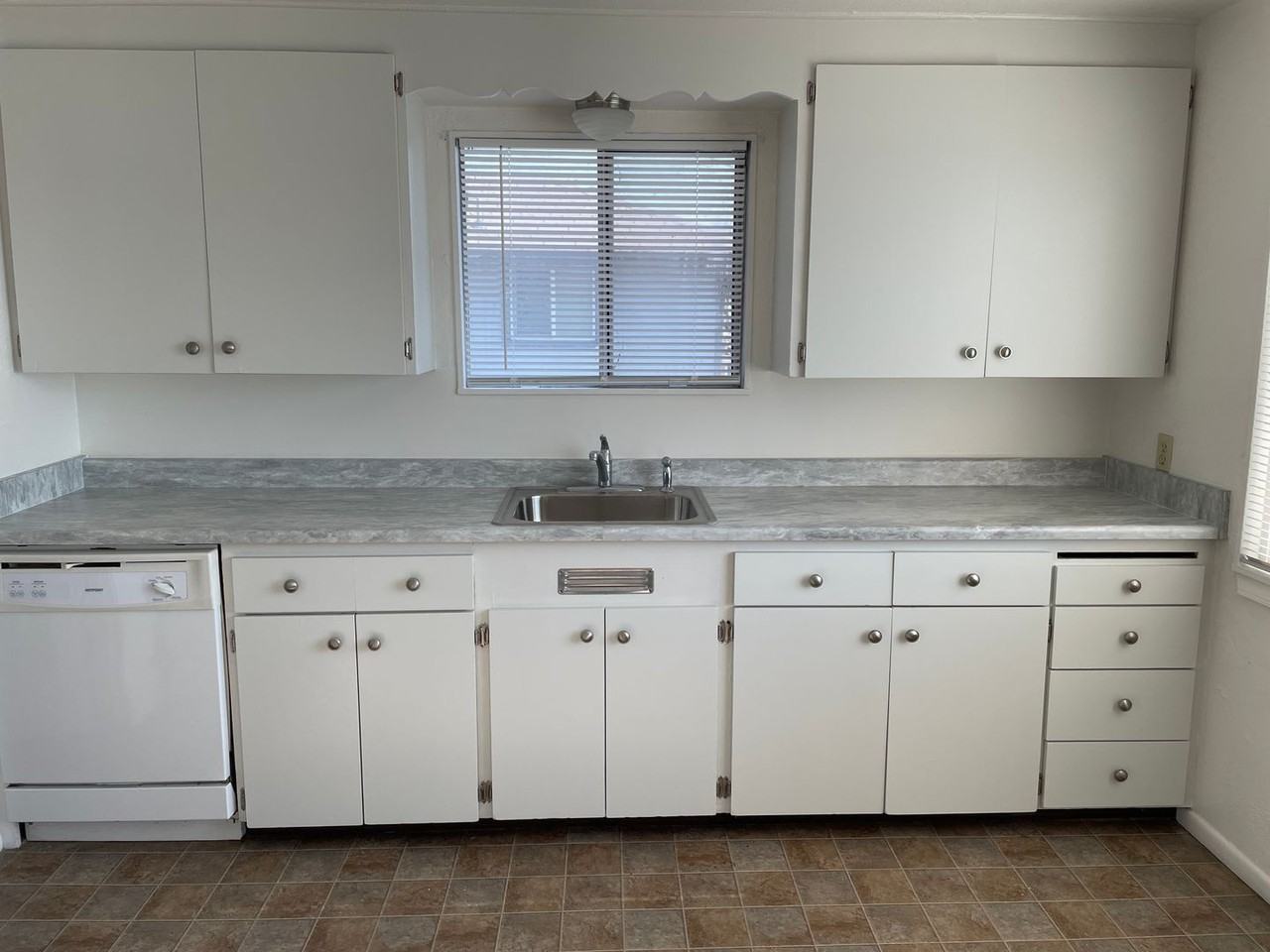 1041 W Lakeside Dr - Photo 6 of 13