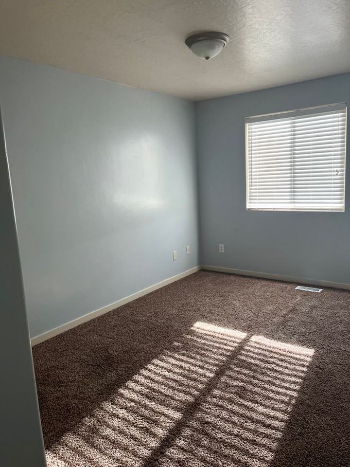 159 W 700 N - Photo 5 of 11