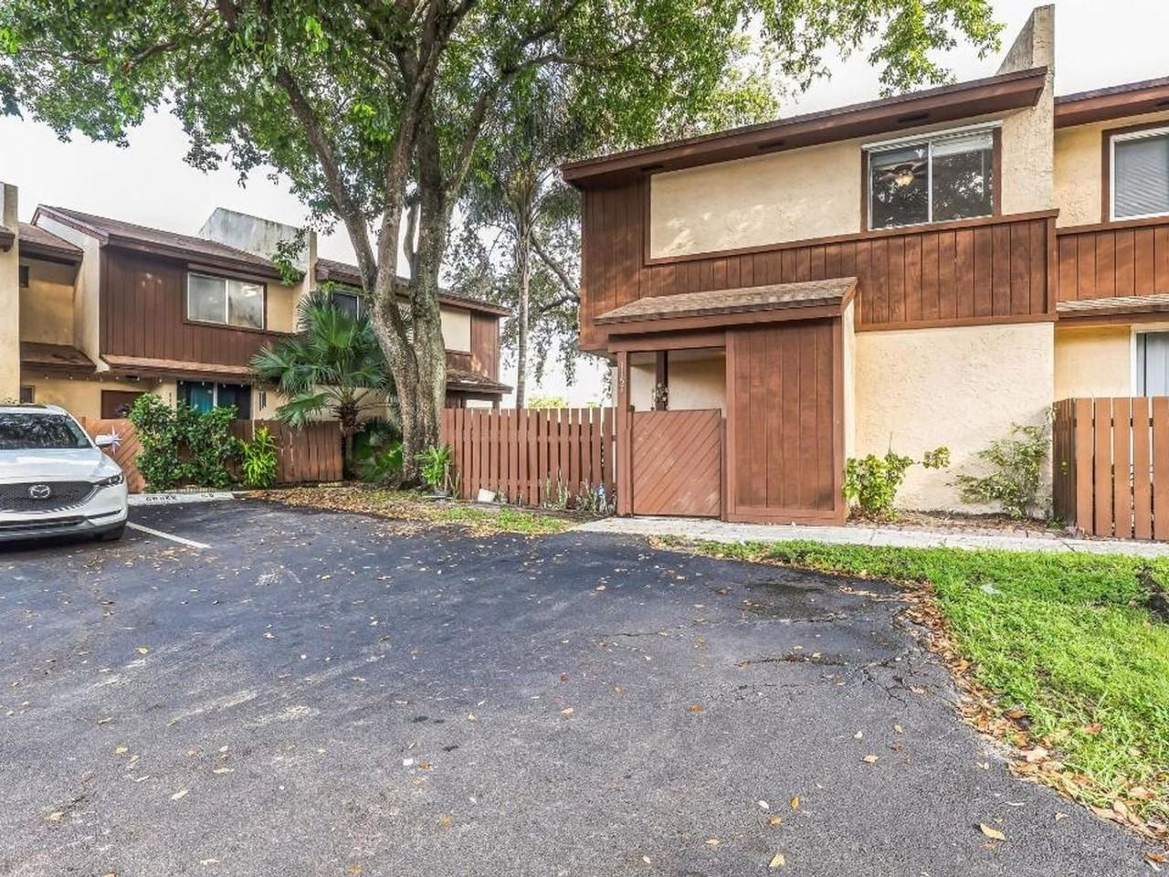 1157 Hampton Blvd - Photo 2 of 25