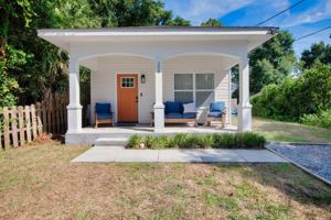 featured image of 208 E Yonge St