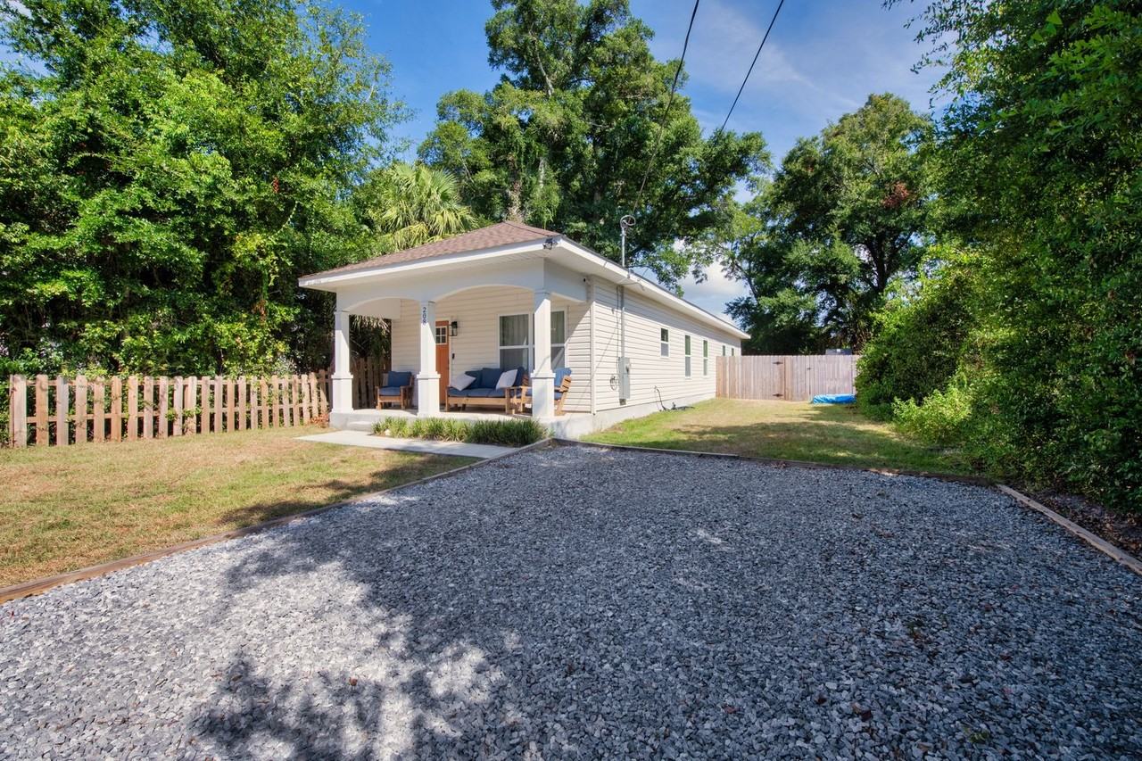 208 E Yonge St - Photo 2 of 30