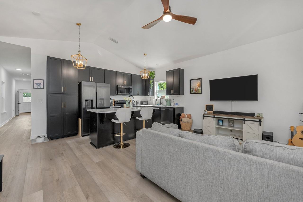 208 E Yonge St - Photo 3 of 30