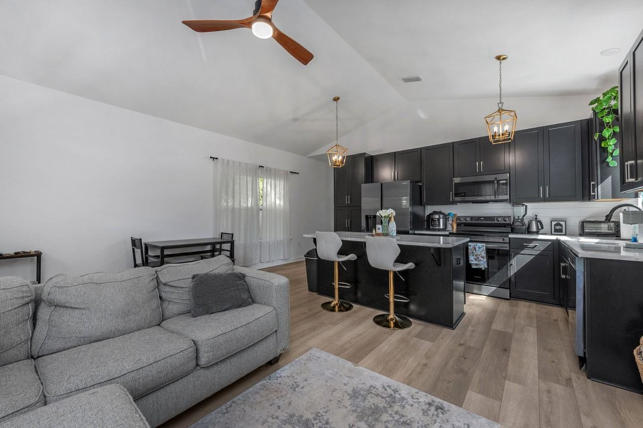 208 E Yonge St - Photo 4 of 30