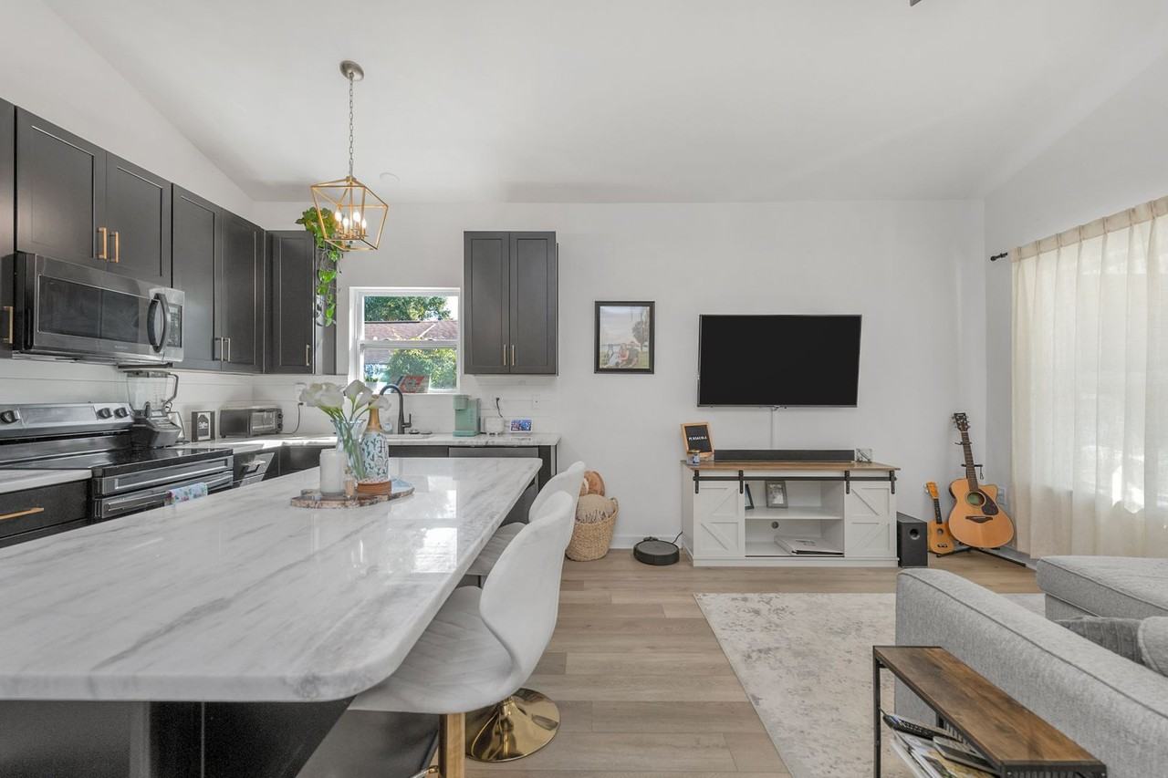 208 E Yonge St - Photo 6 of 30