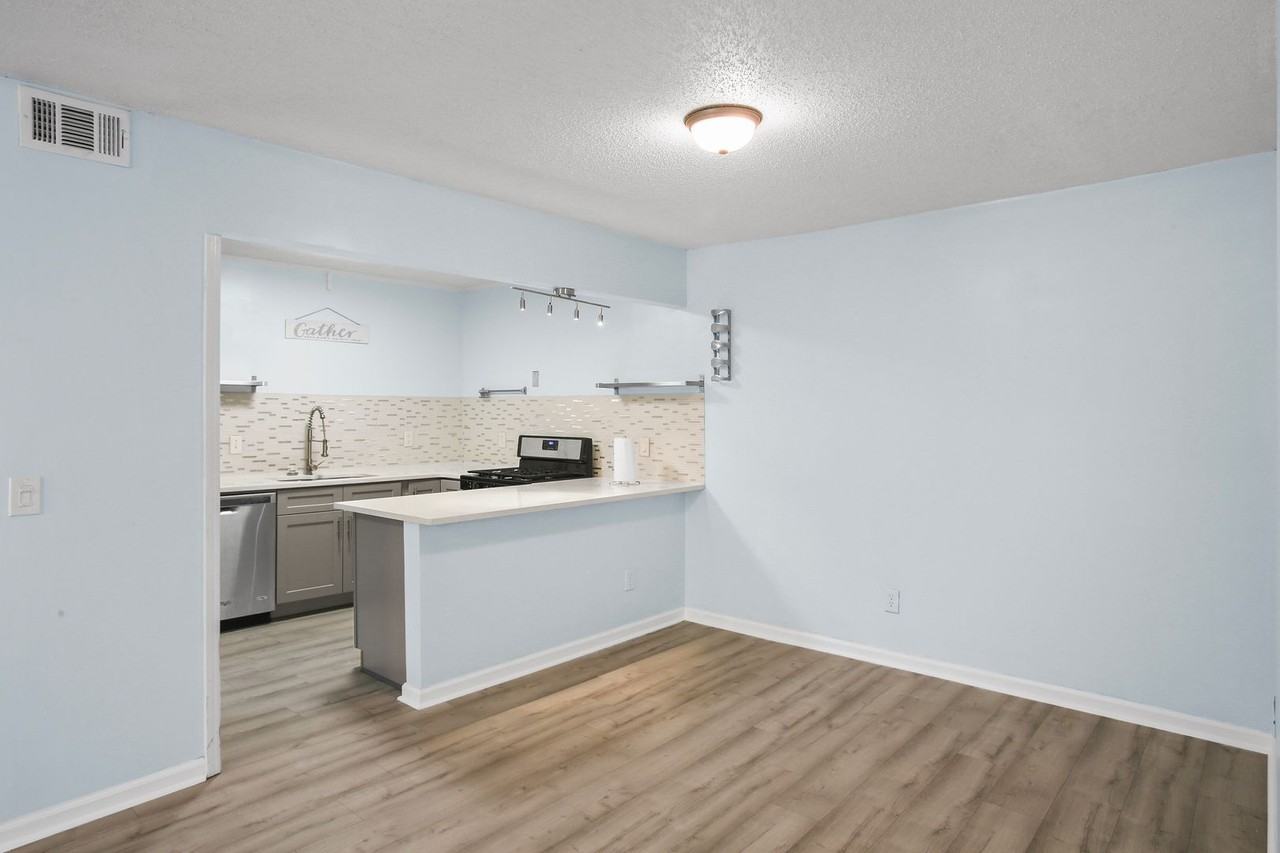 304 Peachtree Forest Dr - Photo 2 of 11