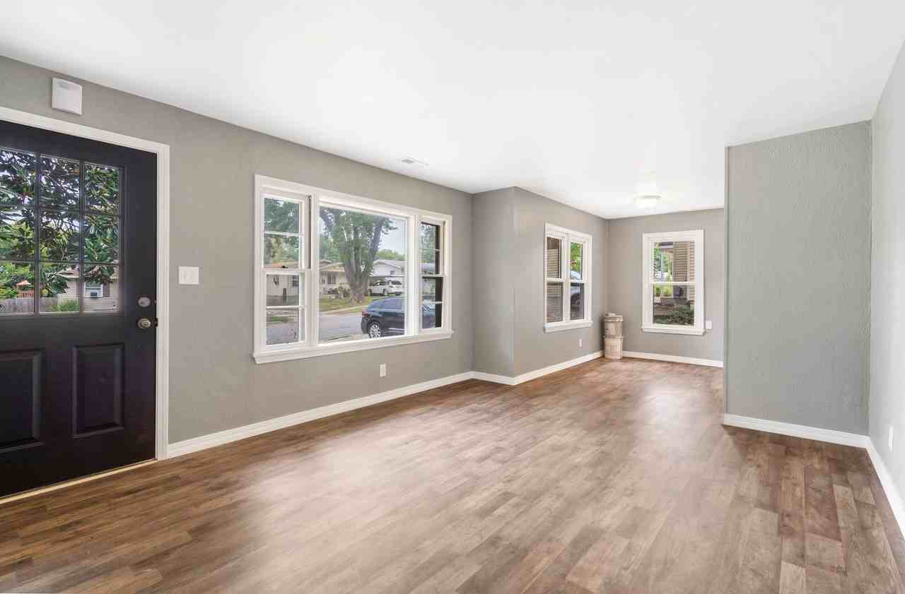 928 W Kerr St - Photo 4 of 21