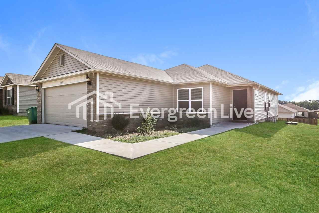 1071 Huntington Dr - Photo 2 of 15