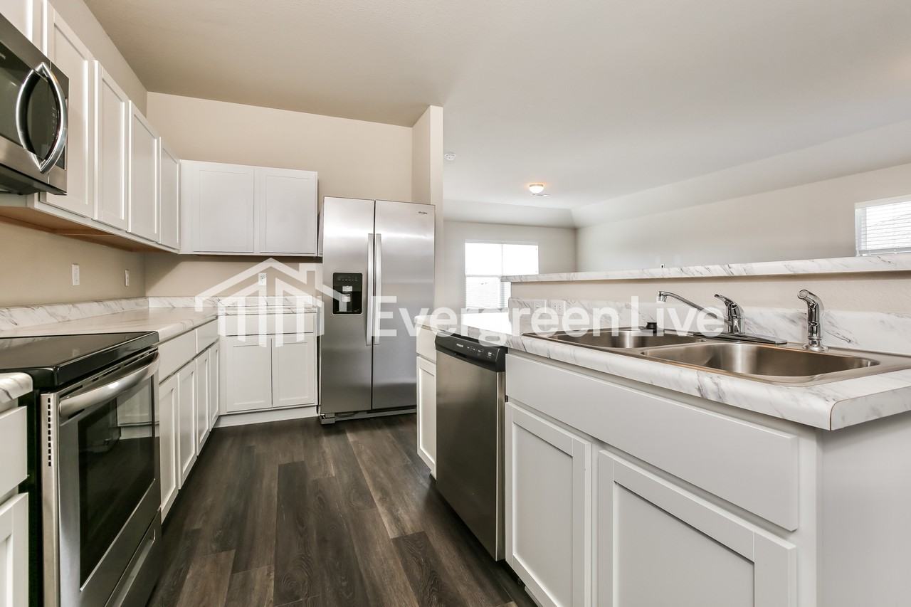 1071 Huntington Dr - Photo 3 of 15