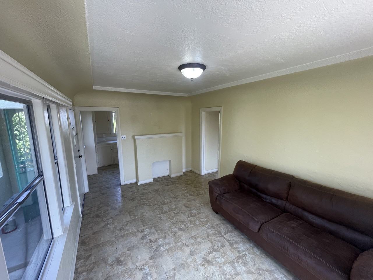 929 E Vernon St - Photo 3 of 10