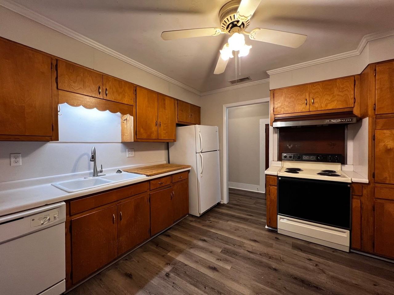 1045 Macon Hwy - Photo 2 of 9